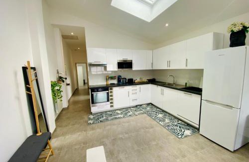 Floirac Apartment | La maison Arkéa Aréna est climatisée avec ménage, draps et serviettes inclus