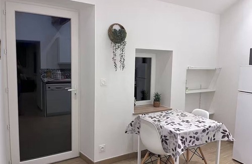 Courgains Cottage | La P'tite Maison cozy for 5 guests, town center