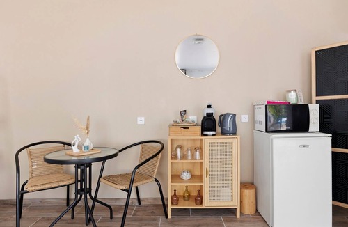 Chateau du Loir Bed & Breakfast | La Parenthèse du Loir – Guest Room with Private Bathroom and Kitchenette