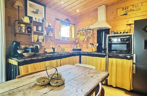 Saint-Vivien-de-Medoc Cottage | La Remise à Bateaux': waterfront fisherman's hut, swimming pool, dog-friendly