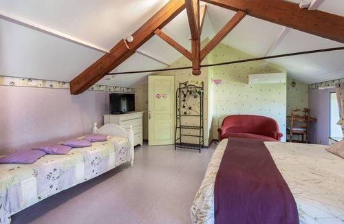 Thorigne Bed & Breakfast | La Romantique Guest Room with Shared Pool and Air Conditioning