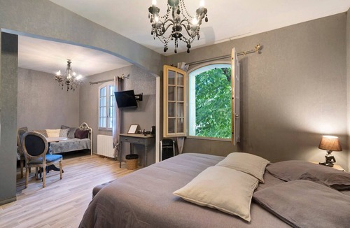 Lussas-et-Nontronneau Bed & Breakfast | La table de pierre – Dalila Room
