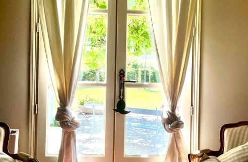Breuillet House | La villa des fleurs à Breuillet - sleeps 8 - garden - swimming pool