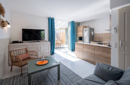 Surgeres House | Large 6-person air-conditioned gite with swimming pool in a park near La Rochelle