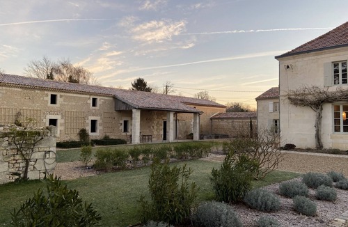 Thezac House | Large, charming estate with swimming pool, in the heart of the vineyards, 20 kms from the beaches.