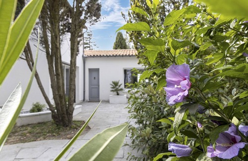 Saint-Georges-des-Coteaux Villa | Large villa with pool in Charente-Maritime