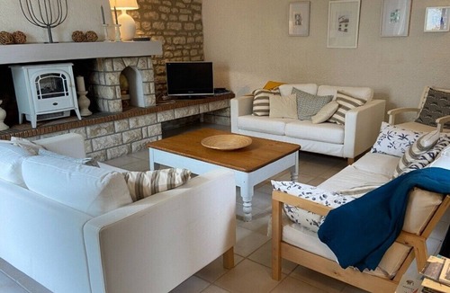Saint-Pierre-le-Vieux House | LARGE GÎTE FOR 10 PEOPLE WITH SWIMMING POOL, LA MAISON BLEUE MARAIS POITEVIN SUD VENDEE