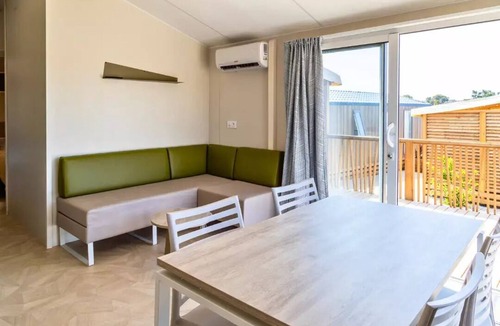 Messery House | Large Premium 4-Room Mobile Home for 6 People, Air-Conditioned + TV