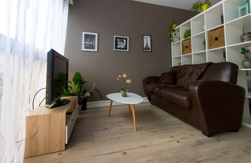 La Madeleine Apartment | LARGE TOWN STUDIO WITH PRIVATE PARKING
