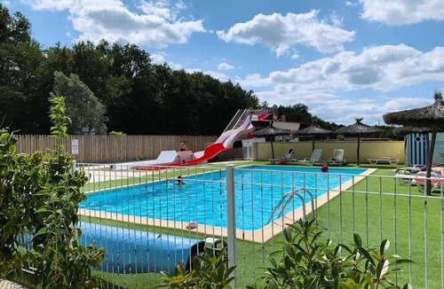 Sadirac House | Laurier Mobile Home: 3 Rooms, Sleeps 4, Air-Conditioned + TV, 2 Bathrooms