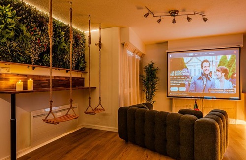 Le Bouscat Hotel | Le Chazélia - Suite Exotique Climatisée Balnéo XXL Cinéma Love Room
