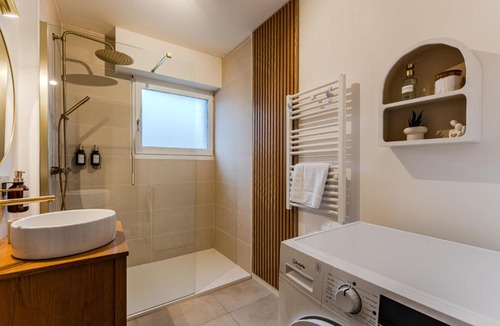Le Bouscat Hotel | Le Chazélia - Suite Exotique Climatisée Balnéo XXL Cinéma Love Room