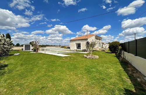 Champagnolles Villa | Le Clos de Champagnolles House. Rural tourism with private pool and games
