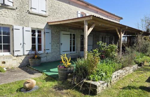 Criteuil-la-Magdeleine House | Le Clos des Vignes