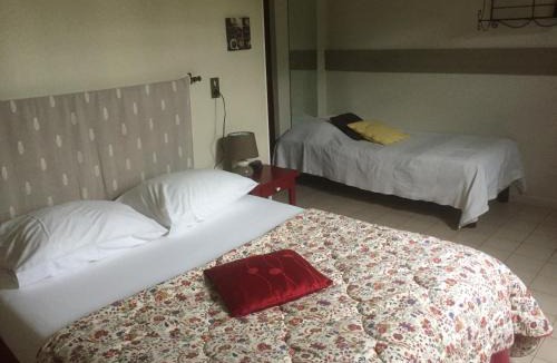 Cornillon-Confoux Hotel | Le Devem De Mirapier