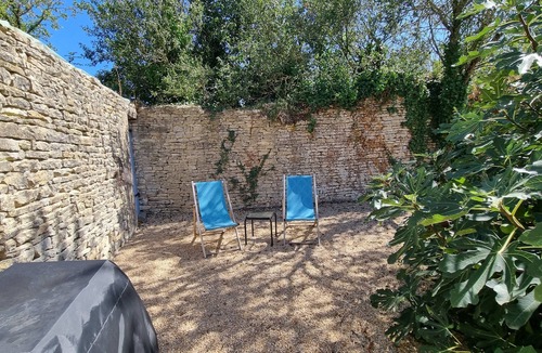 Mazeuil House | Le Figuier:8-person gite, heated pool and leisure facilities 25 minutes from Futuroscope.
