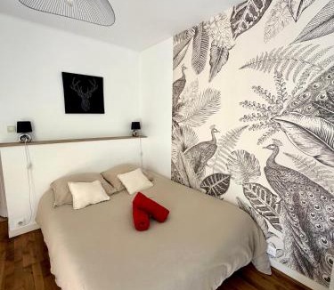 Colombier - Champ de Mars Apartment | Le Gurvand - Appartement à la gare avec jardin