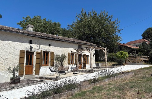 Sud Charente Cottage | Le Hibou - stylish, spacious gite, beautiful tranquil setting. Dog friendly