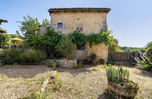 Cercles House | Le Pigeonnier – Charming Cottage for 2 with Shared Pool
