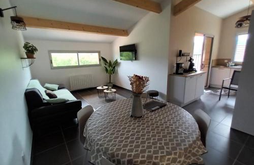 Saint-Leon-sur-Vezere Apartment | Le Séchoir des acacias, Gite Les Falaises avec piscine chauffée