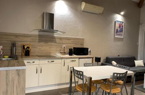 Pierrefeu-du-Var Apartment | LE SIGOU - Studio avec chambre sur Mezzanine, Jardin et parking sécurisé