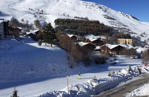 Mont-de-Lans Apartment | Les Deux Alpes/skis to feet 4/6 pers. 37m2. Private high-speed WIFI.