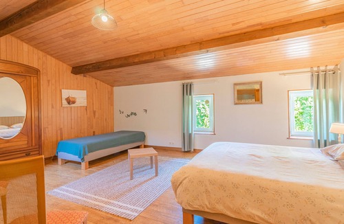 Saint-Romain-de-Benet Bed & Breakfast | Les Fougères Guest Room – Space and Comfort in Saint-Romain-de-Benet