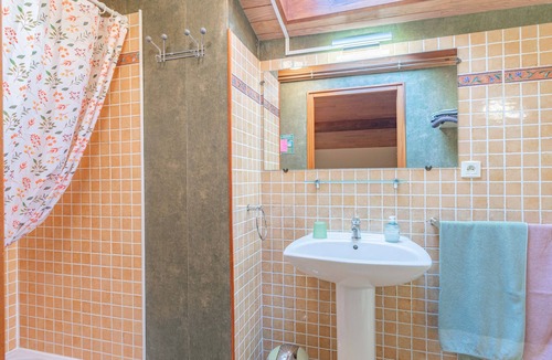 Saint-Romain-de-Benet Bed & Breakfast | Les Fougères Guest Room – Space and Comfort in Saint-Romain-de-Benet