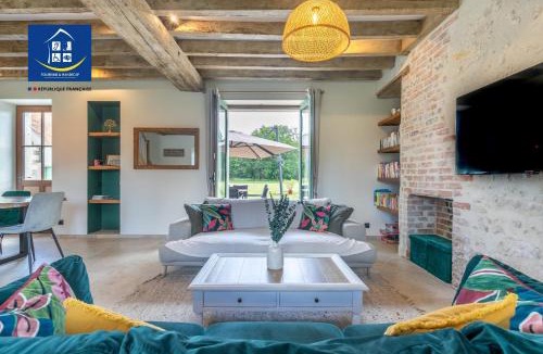 Chemery House | Les Lilas, Grande longère rénovée, 25 minutes du Zoo de Beauval et Chambord, 12 pers, jardin, terrain de pétanque et table ping pong