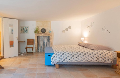Saint-Romain-de-Benet Bed & Breakfast | Les Primevères Guest Room – Welcome and Comfort in Saint-Romain-de-Benet