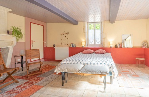 Saint-Romain-de-Benet Bed & Breakfast | Les Violettes Guest Room – Comfort and Serenity in Saint-Romain-de-Benet