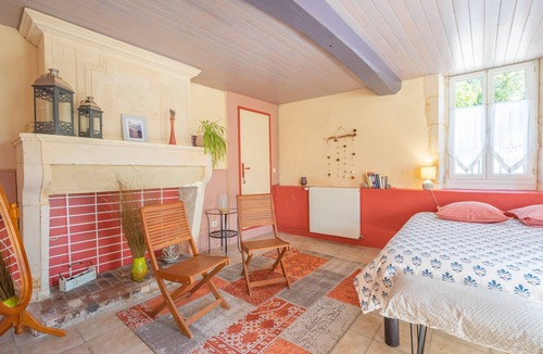 Saint-Romain-de-Benet Bed & Breakfast | Les Violettes Guest Room – Comfort and Serenity in Saint-Romain-de-Benet
