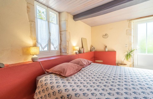 Saint-Romain-de-Benet Bed & Breakfast | Les Violettes Guest Room – Comfort and Serenity in Saint-Romain-de-Benet