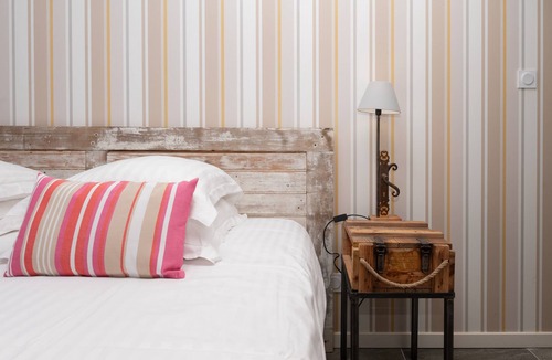 Theix-Noyalo Bed & Breakfast | Lochrist, Calzac Moulin Guest Room with Terrace, Wi-Fi, and Air Conditioning in High Season