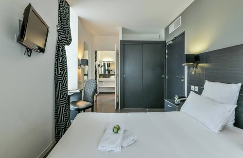 Cambo-les-Bains Hotel | Logis Hôtel & Restaurant La Villa Bleue