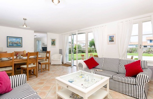 Coex Apartment | Lovely apartment for 6 guests with WIFI, pool, TV, terrace, pets allowed and parking
