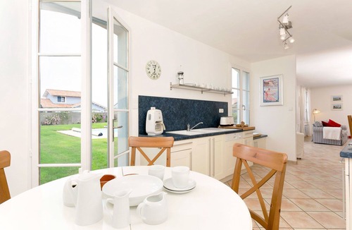 Coex Apartment | Lovely apartment for 6 guests with WIFI, pool, TV, terrace, pets allowed and parking