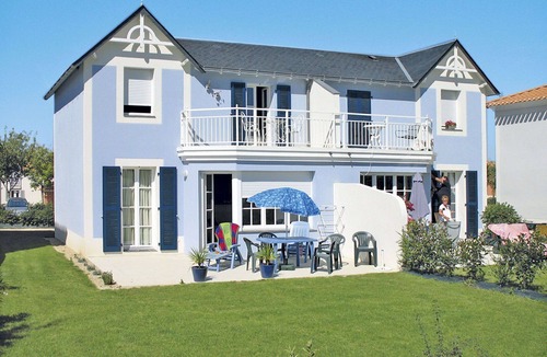 Coex Apartment | Lovely apartment for 6 guests with WIFI, pool, TV, terrace, pets allowed and parking