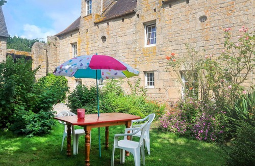 Pont-l'Abbe Villa | Lovely apartment in villa for 6 people with terrace and pets allowed