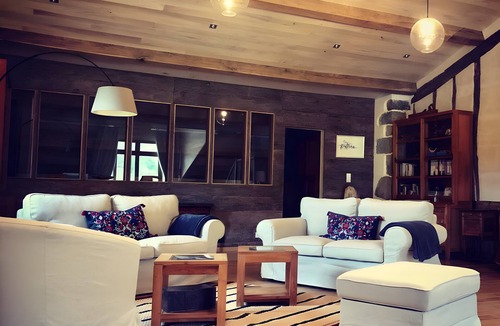 Iholdy Bed & Breakfast | Lukugaraia Guest Room with Mountain View, Private Garden and Wi-Fi