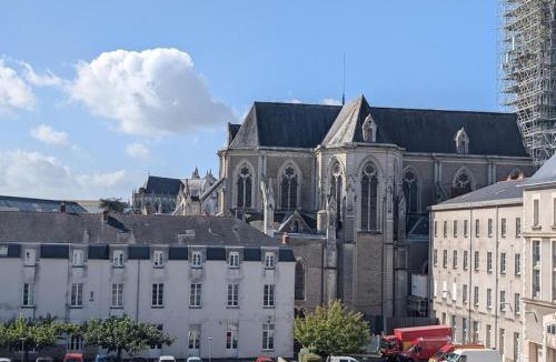 Richebourg - Saint-Clement Apartment | Lumineux appartement privatif - Élégant & Arty