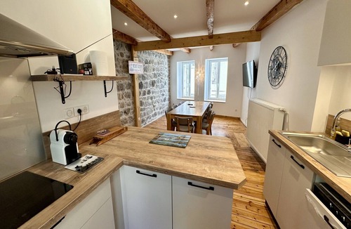Mont-Dore House | Lush sanctuary near forest
