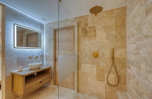 Saint-Martin-d'Heres Bed & Breakfast | Luxurious Romantic Suite with Jacuzzi, Wi-Fi, and Air Conditioning