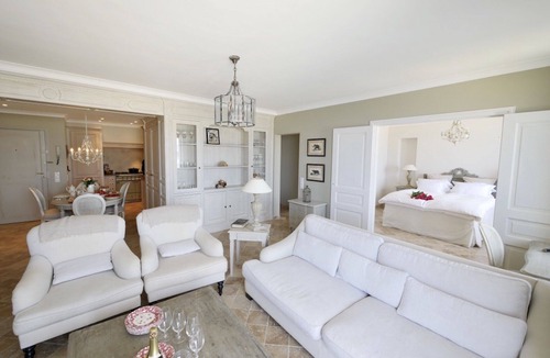 Antibes City Centre Apartment | Luxurious seafront 2 bedrooms flat superb view, WIFI, AC, for 4 close to beach