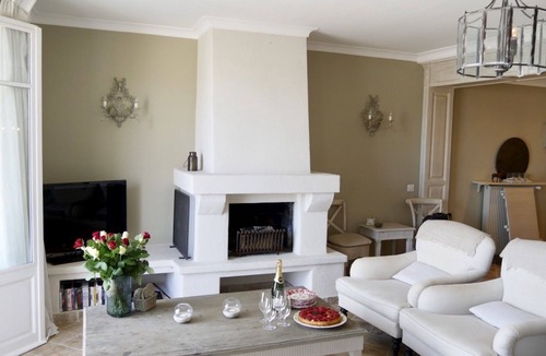 Antibes City Centre Apartment | Luxurious seafront 2 bedrooms flat superb view, WIFI, AC, for 4 close to beach