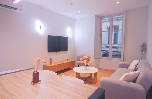 Hotel de Ville - Quinconces Apartment | Luxury 3-bedroom apartment in hyper centre, air con, lift