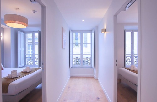 Hotel de Ville - Quinconces Apartment | Luxury 3-bedroom apartment in hyper centre, air con, lift