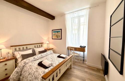 Duras Apartment | Luxury Apartment Overlooking Historic Town Market