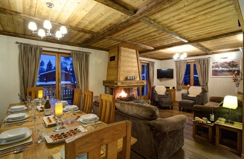 Chamonix-Mont-Blanc Ski Chalet | Luxury chalet in Chamonix town, all en-suite, log fire, hot tub