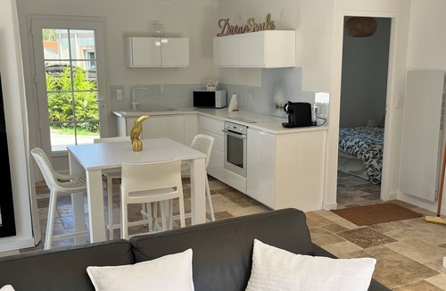 Saint-Vivien-de-Medoc Villa | Luxury house + outbuilding with all comforts